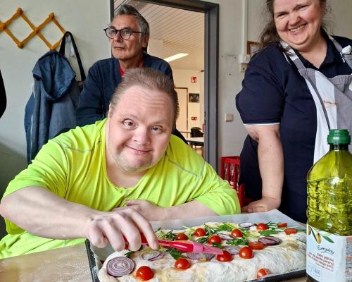 Samen pizza maken in het kookatelier
