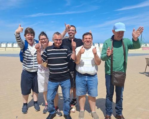 Groepsfoto aan zee