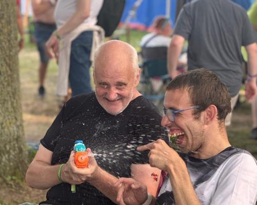 Plezier met waterpistolen op een festival