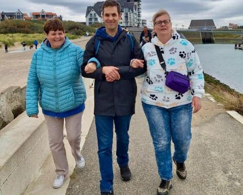 Samen wandelen langs het water