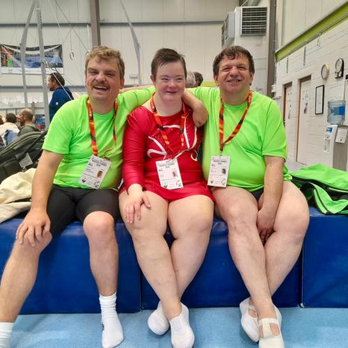 Drie sporters op een sportdag