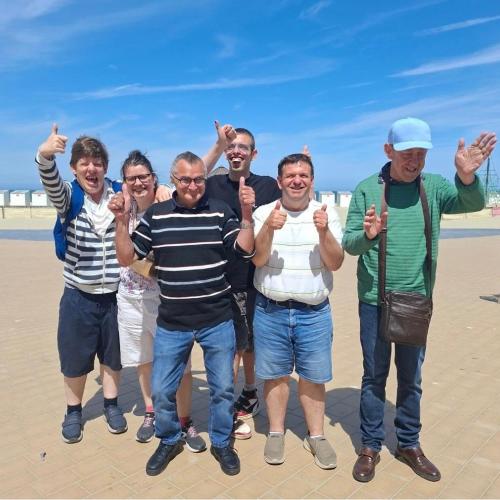 Groepsfoto aan zee