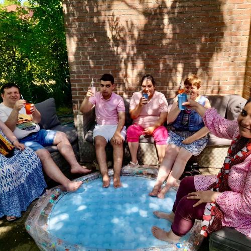 Voetjes in het water op een zonnige dag