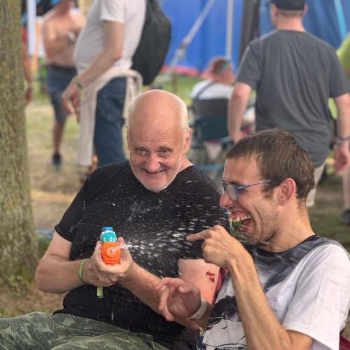 Plezier met waterpistolen op een festival