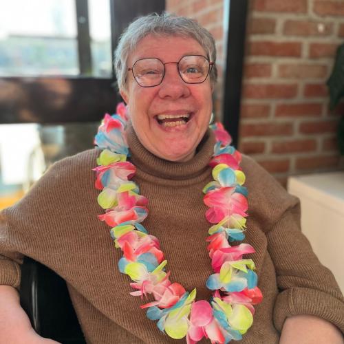 Een stralende bewoonster met een bloemenkrans