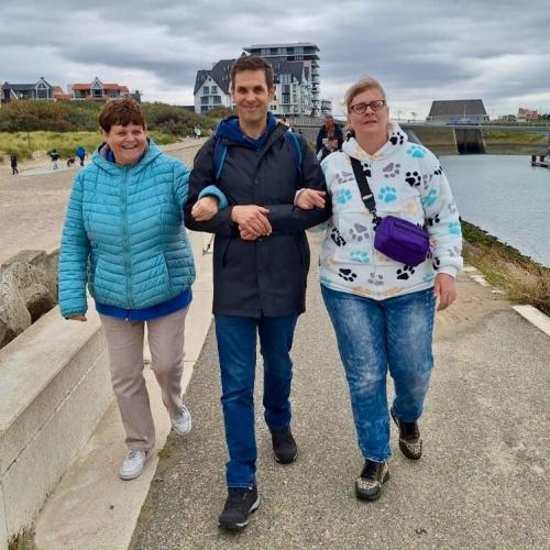 Samen wandelen langs het water